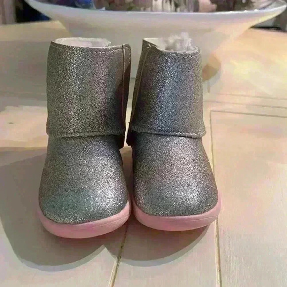 UGGS NEW size 7 Childs sparkling boots - Picture 5 of 5